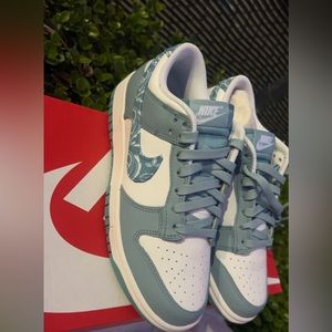 Nike dunk low essential women